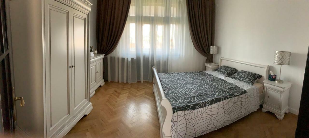 English Apartment Craiova Eksteriør billede